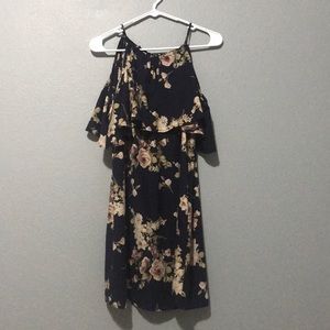 Straps are adjustable it can be worn either way